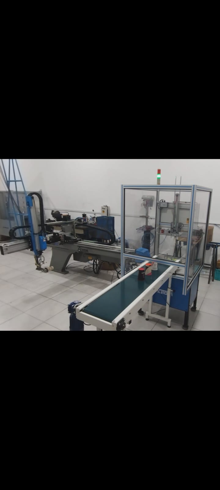 Robô instalado na linha de produção